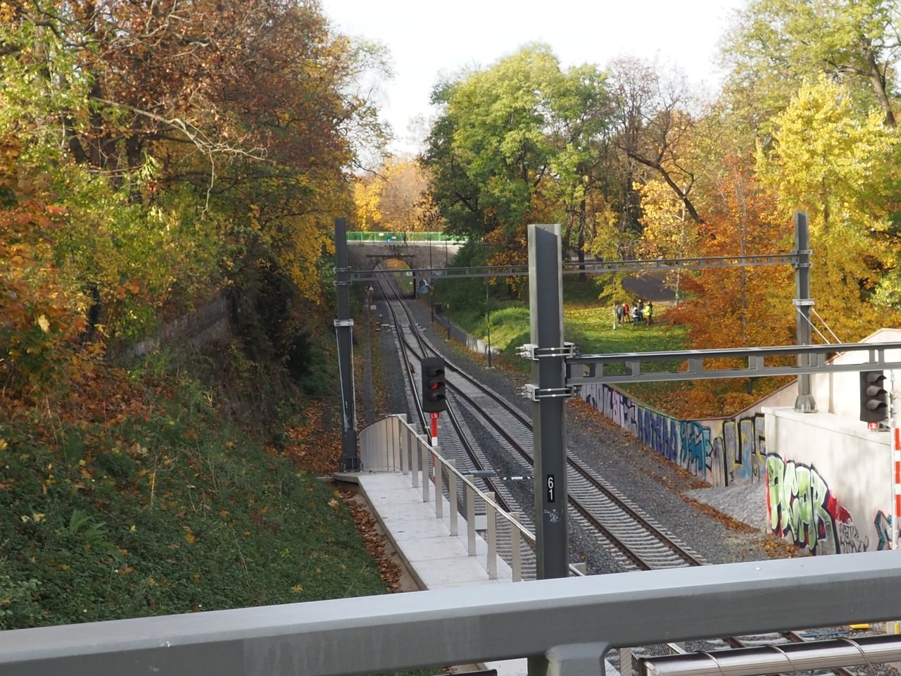 /Pohled z lávky na trať směr Dejvice. /Pohled z lávky na trať směr Dejvice.
