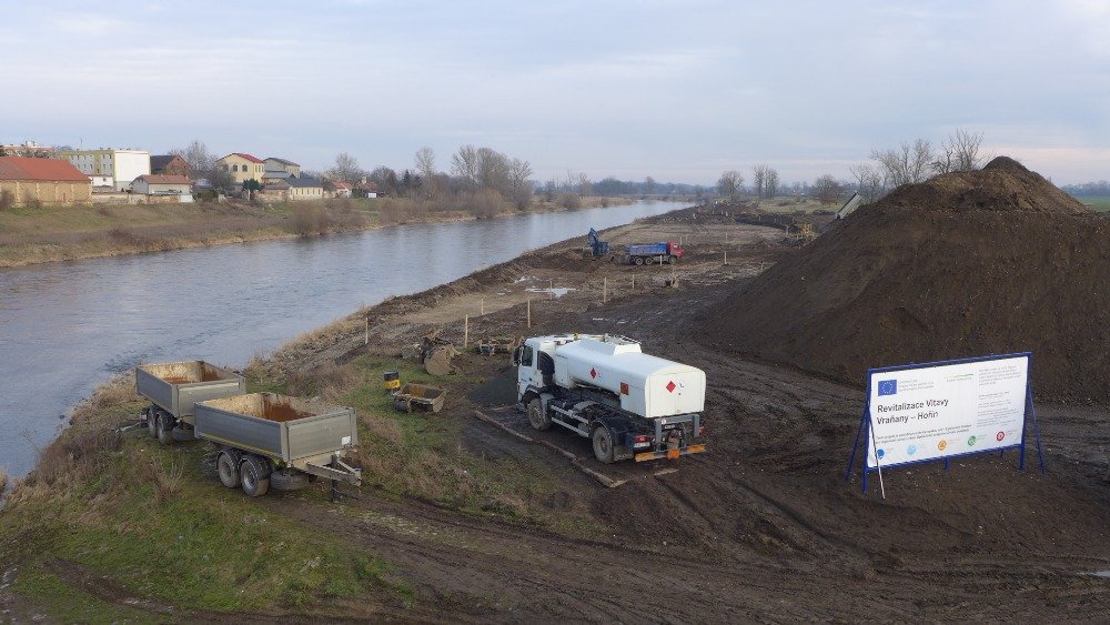 /Zemní práce na břehu Vltavy. /Zemní práce na břehu Vltavy.