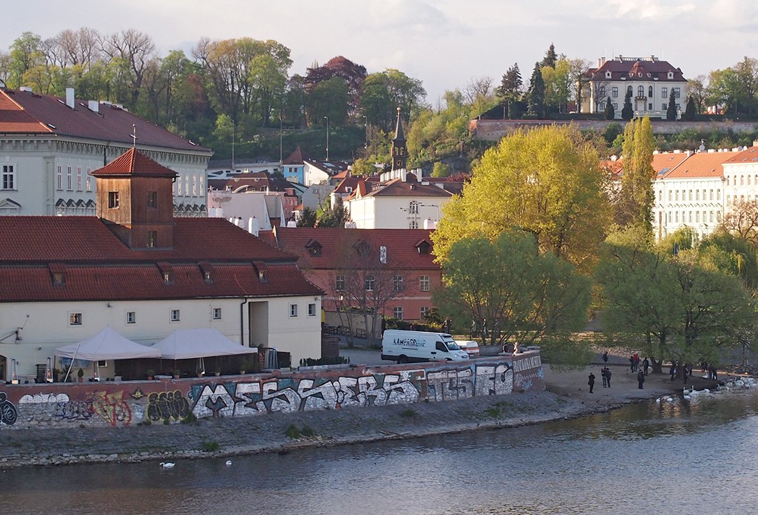 /Směrem k Malostranské je vidět na zdi ošklivé grafiti.