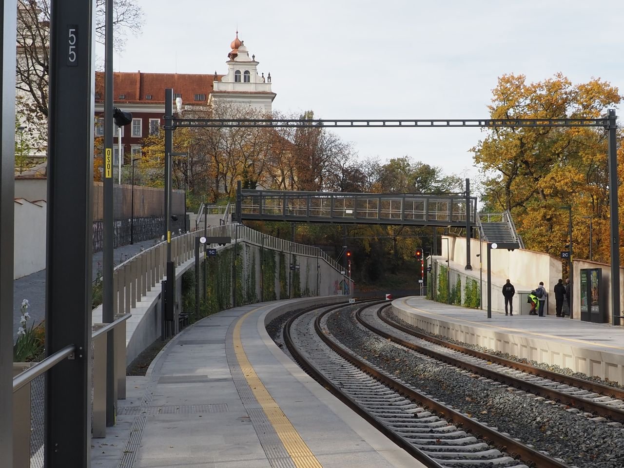 /Pohled ze zastávky směrem k nádraží Dejvice. /Pohled ze zastávky směrem k nádraží Dejvice.