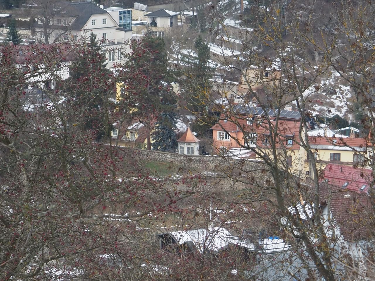 /Výhled na dolní část obce Lysolaje.