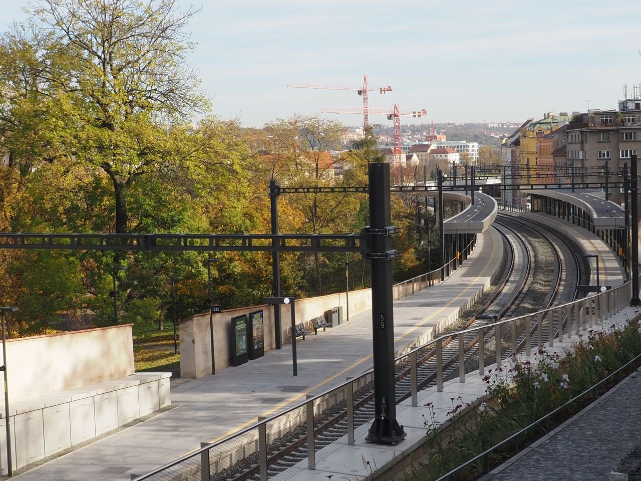 /Zastávka Praha Výstaviště - výhled z lávky nad tratí. /Zastávka Praha Výstaviště - výhled z lávky nad tratí.