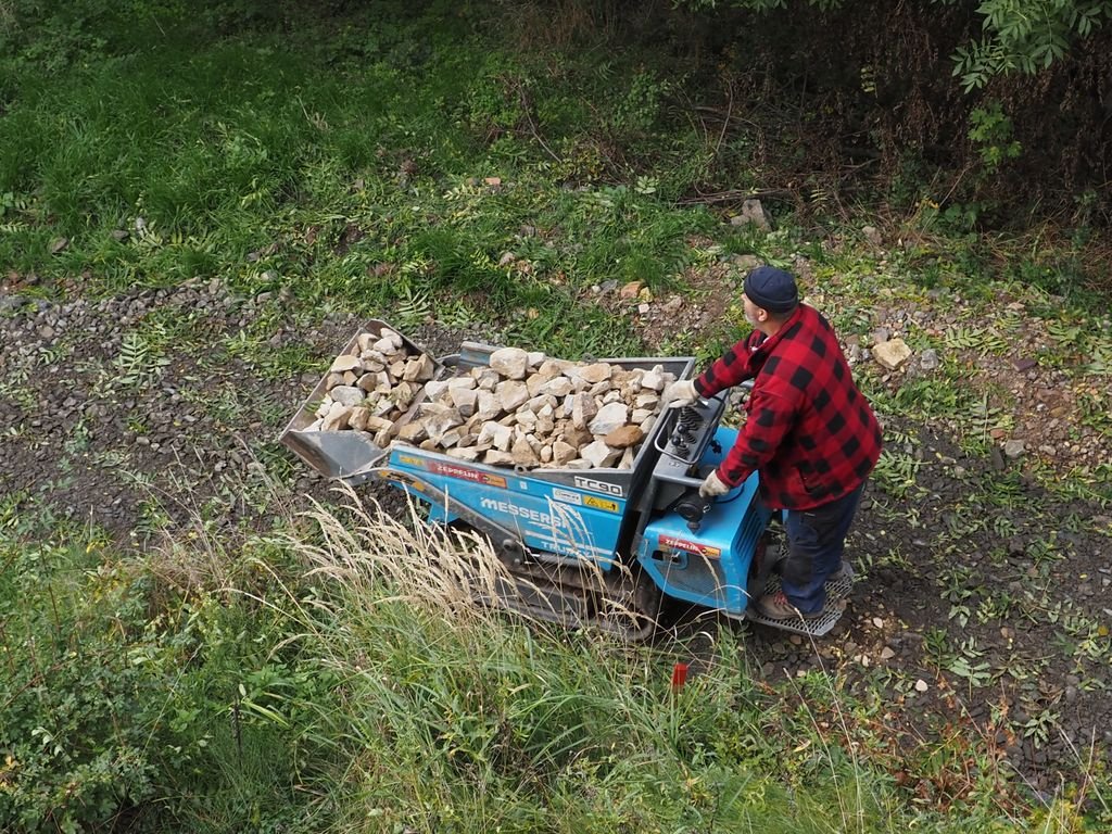 /Za hřbitovní zdí vzniká nová cesta.