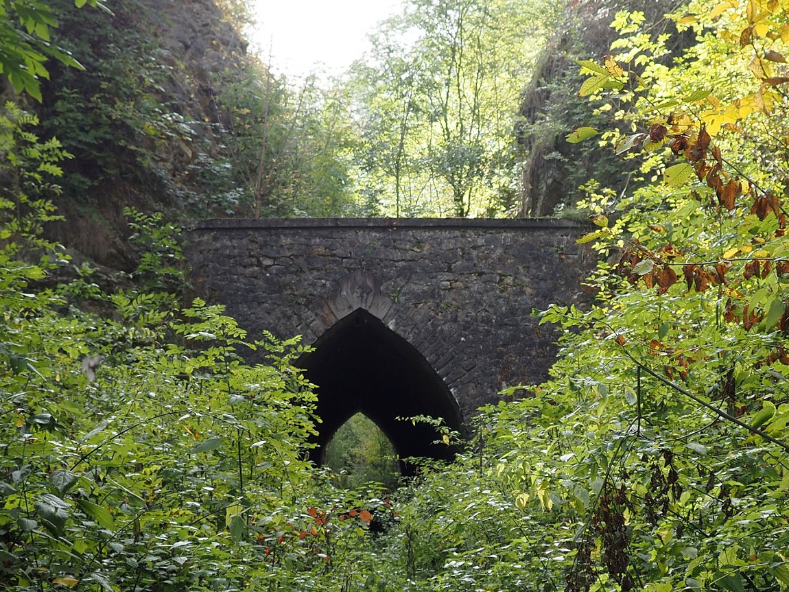 /Starý tunel pro odvážení kamenů z lomu.