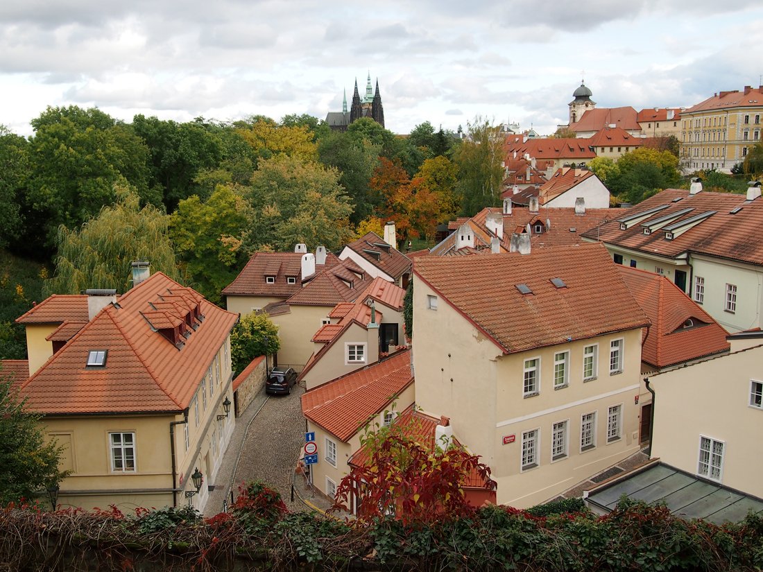 /Výhled z hradeb k Pražskému hradu.